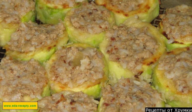 Рецепт - Кабачки фаршированные мясом запеченные в духовке - Шаг 7 -  Далее фаршируем колечки и выкладываем их на смазанный маслом противень, Также можно использовать форму для запекания или силиконовый коврик для выпечки.