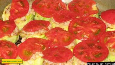 Рецепт - Кабачки фаршированные мясом запеченные в духовке - Шаг 8 -  Помидоры  ошпариваем кипятком и снимаем кожицу. После этого нарезаем томаты кольцами и выкладываем их поверх колец из кабачков. Добавляем майонез и ставим в духовой шкаф на 40-50 минут. Температуру выставляем 200 градусов.