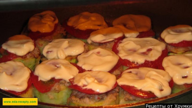 Рецепт - Кабачки фаршированные мясом запеченные в духовке - Шаг 9 -  За 5 минут до готовности кабачков вынимаем из духовки противень и посыпаем колечки тертым сыром. Допекаем 5 минут. Сыр расплавится и блюдо получится еще более вкусным.