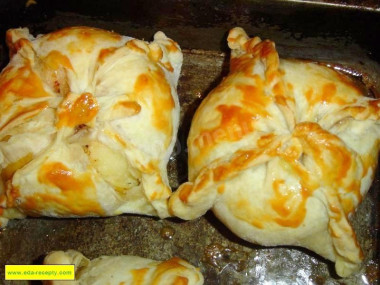 Яблоки запеченые в слоеном тесте с корицей