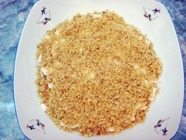 Рецепт - Салат торт - Шаг 4 -  выложить грецкие орехи