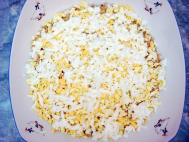 Рецепт - Салат торт - Шаг 5 -  выложить желтки с частью белков