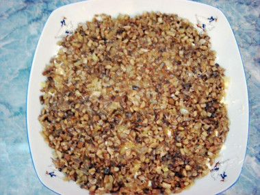 Рецепт - Салат торт - Шаг 8 -  выложить грибы с луком