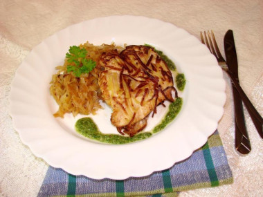 Куриное филе в картофеле с гарниром и соусом