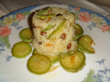 Кус-кус с изюмом и овощами