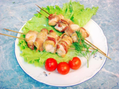 Куриный шашлык в беконе