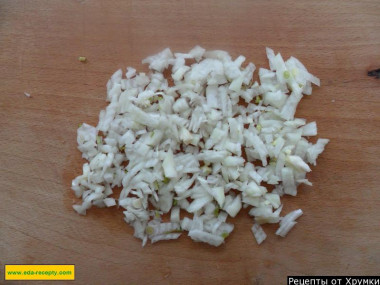 Рецепт - Салат Мимоза с горбушей - Шаг 2 -  Меленько шинкуем лук, если надо, обдаем его кипятком, чтобы убрать горечь. Натираем на мелкой терке сыр, морковку и картофель (по отдельности). Отделяем белки от желтков и натираем белки на мелкой терке, а желтки растираем в крошку вилкой.