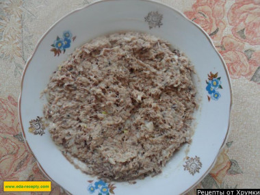 Рецепт - Салат Мимоза с горбушей - Шаг 3 -  Удаляем из горбуши сок или масло, крупные кости и также давим ее вилкой. Берем широкую тарелку и начинаем выкладывать слои салата.