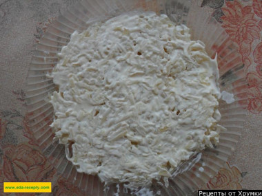 Рецепт - Салат Мимоза с горбушей - Шаг 5 -  Второй – картошка (чтобы не повторяться, каждый слой мы обмазываем майонезом).