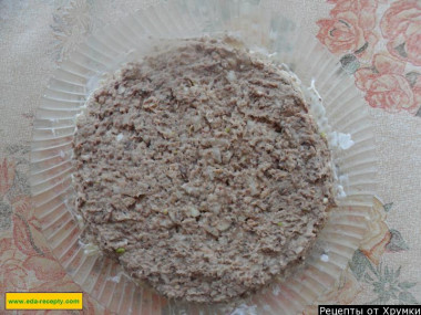 Рецепт - Салат Мимоза с горбушей - Шаг 4 -  Первый слой – горбуша, обмазанная майонезом.