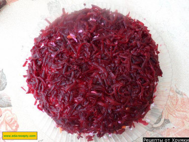 Рецепт - Салат Мимоза с горбушей - Шаг 8 -  Я положила слой вареной свеклы, потому что люблю мимозу со свеклой. Но вы так не делайте. :)