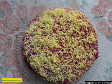 Рецепт - Салат Мимоза с горбушей - Шаг 9 -  Пятый слой – лук, шестой – сыр. Завершают всю картину яичные желтки, которые ничем обмазывать не надо.