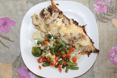 Скумбрия с шампиньонами, луком и сыром запеченная в духовке