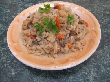 Плов с грибами и курицей на плите