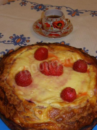 Пирог с вишней и творогом