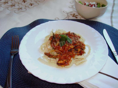 Паста с морепродуктами в томатном соусе