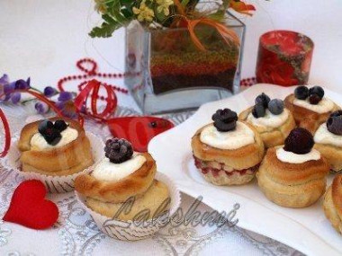 Булочки с ягодами и творогом