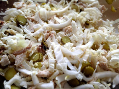 Салат с курицей и огурчиками