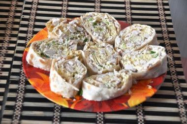 Жареный рулет из лаваша сыр курица майонез