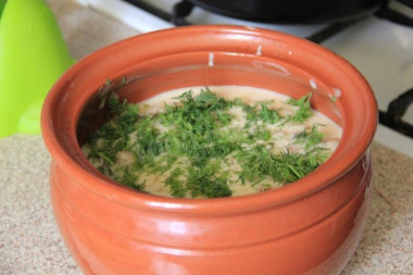 Мясные колобки со сметано-грибным соусом в горшочке
