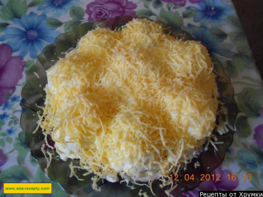 Салат с фаршированными яйцами