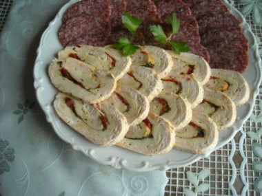 Рулет из куриного филе с омлетом