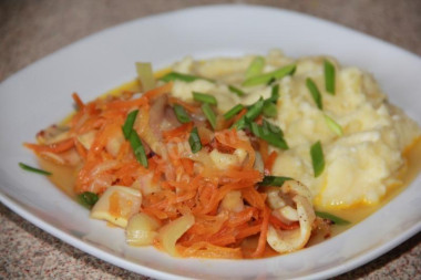 Кальмары с овощами в банке