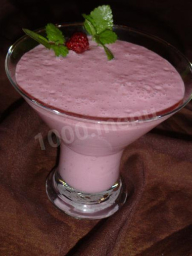 Молочный коктейль с малиной