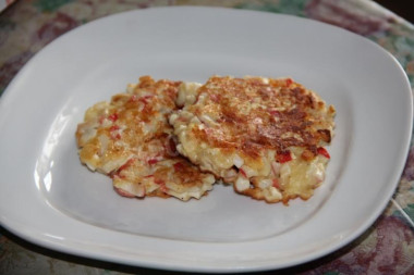 оладьи с крабовыми палочками и сыром