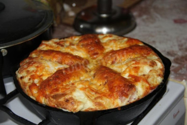 Жабы из сарделек на кочке