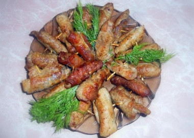 Пальчики из говяжьей вырезки с салом и чесноком