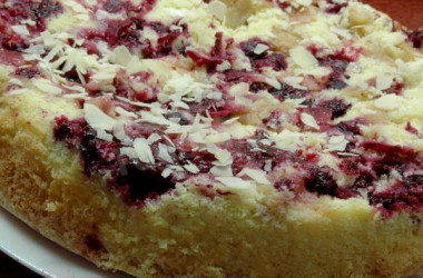 Яблочно-смородиновая шарлотка