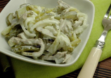 Салат с телятиной и солеными огурцами