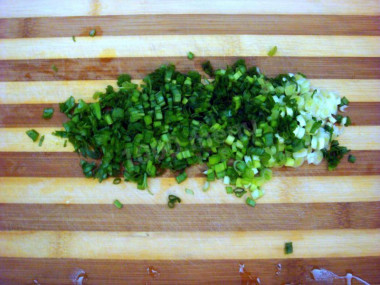 Рецепт - Салат с рыбной консервой и яйцом - Шаг 7 -  Зеленый лук моем и измельчаем.