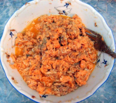 Рецепт - Салат с рыбной консервой и яйцом - Шаг 6 -  Извлекаем содержимое из банки, разминаем вилкой, параллельно убирая крупные косточки, и смешиваем рыбную массу с майонезом.