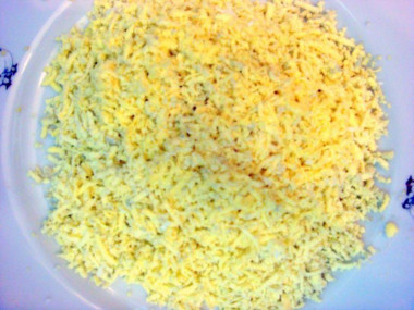 Рецепт - Салат с рыбной консервой и яйцом - Шаг 4 -  Желтки натираем на мелкой терке.
