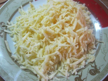 Рецепт - Рулет из лаваша с сыром и зеленым луком - Шаг 1 - Натрем сыр