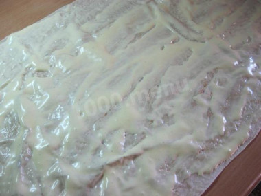 Рецепт - Рулет из лаваша с сыром и зеленым луком - Шаг 4 -  Смажем майонезом