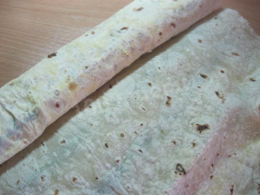 Рецепт - Рулет из лаваша с сыром и зеленым луком - Шаг 7 -  Накроем лавашем