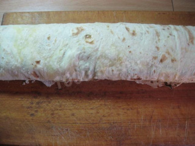 Рецепт - Рулет из лаваша с сыром и зеленым луком - Шаг 8 -  Свернем рулет