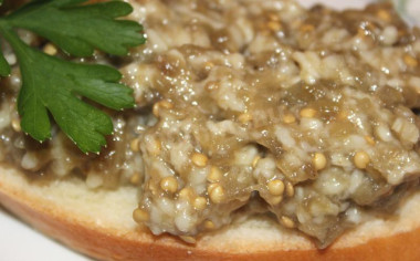 Грузинская зеленая икра с баклажанами и сыром Сулугуни