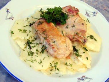 Тушеная куриная грудка в сметане