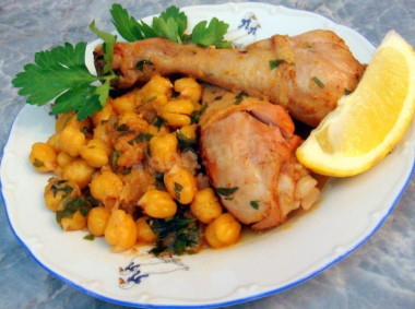 Курица с луком и нутом