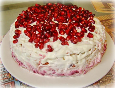 Салат  с гранатом, свеклой, картошкой и вареной колбасой
