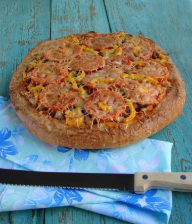 Пицца с куриным филе и грибами