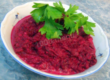 Салат из вареной свеклы с майонезом и чесноком