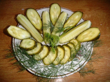 Малосольные огурцы с хреном и чесноком