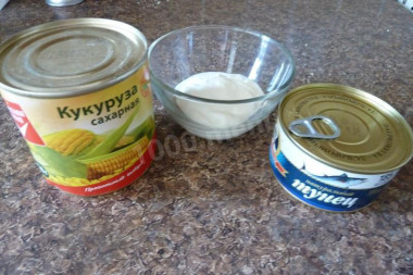 Рецепт - Салат с тунцом, кукурузой и майонезом на скорую руку - Шаг 1 - Разминаем тунец