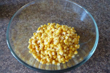 Рецепт - Салат с тунцом, кукурузой и майонезом на скорую руку - Шаг 3 -  Добавляем кукурузу