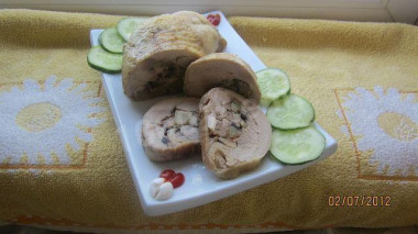 Рулет из куриных окорочков с картошкой и грибами